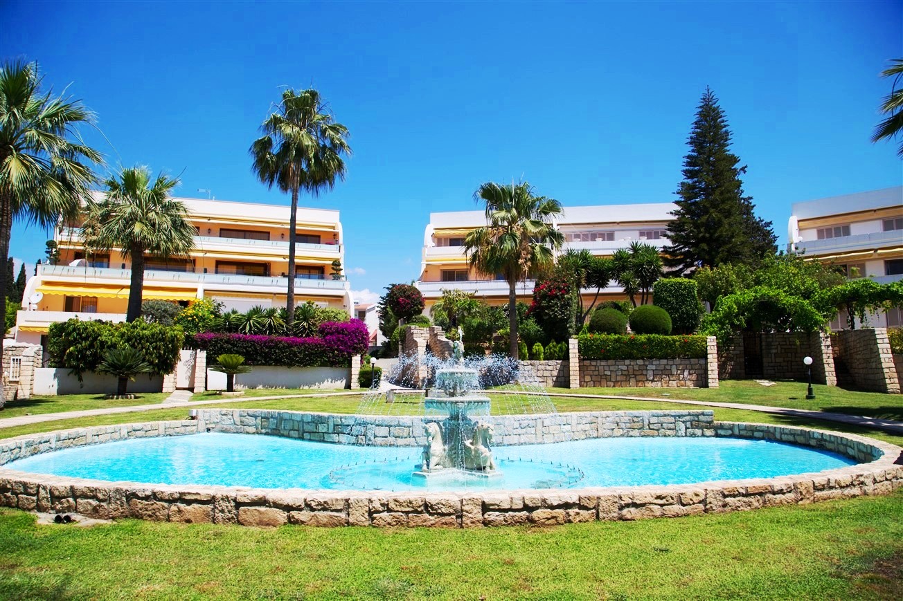 3 Bedrooms Apartment For Sale in Thyra Beach Complex.