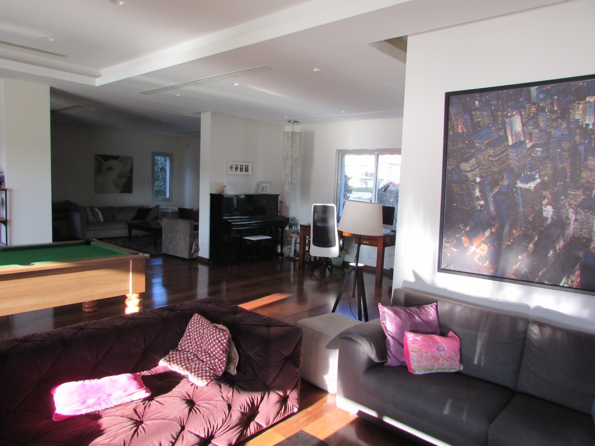 Enormous and imposing 4 plus 2 Bedroom Villa For Sale in Tourist Area Germasoyia.