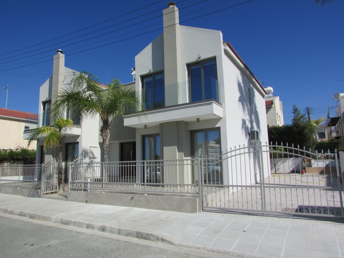 Luxury Detached 4 Bedroom House Fully Renovated and Furnished in Tourist Area Moutayiakas