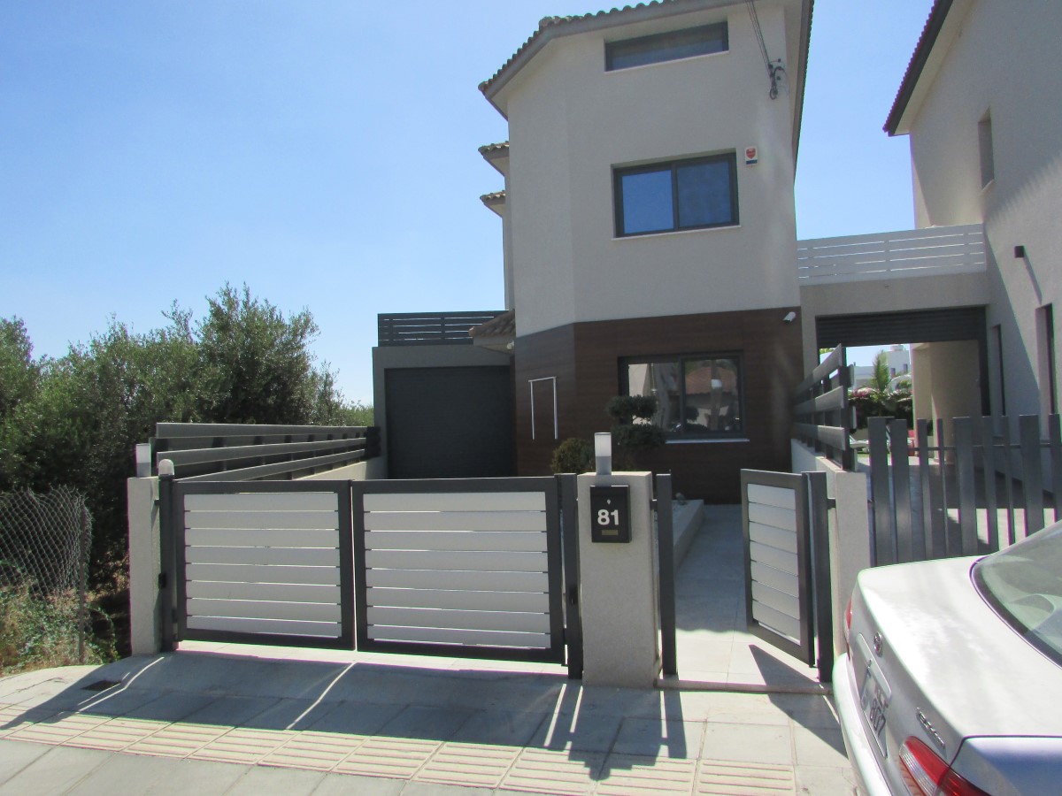 Semi-detached three-bedrooms house in Kolossi for sale.