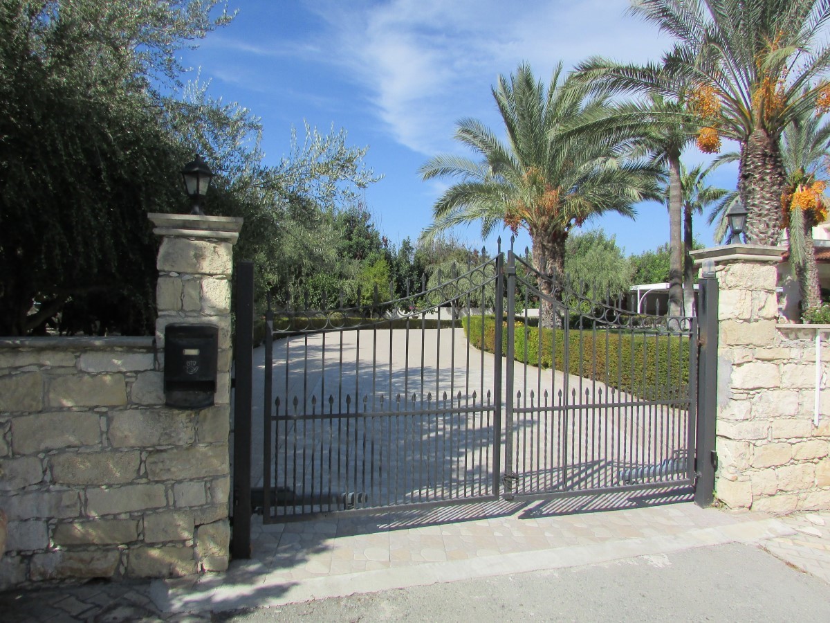 This is Suberb Enormous Villa of 5 Bedrooms In Pyrgos Village.